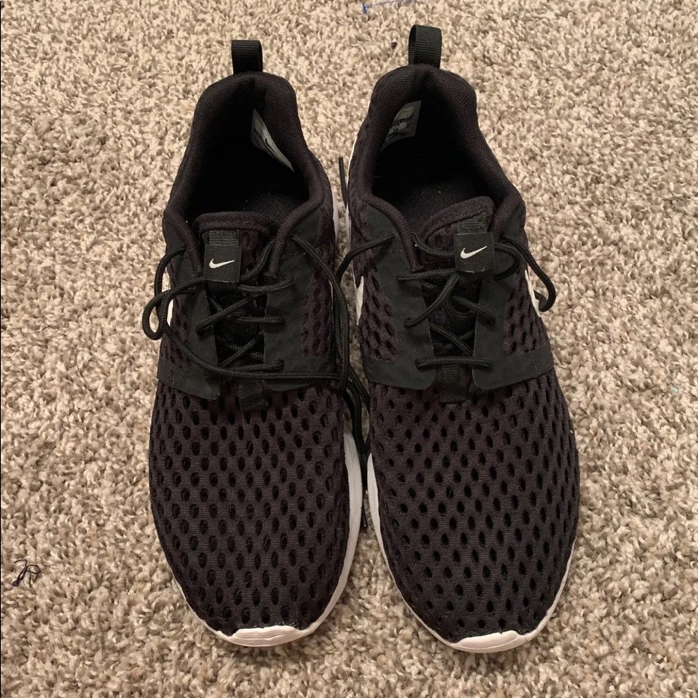 Black Nike Roshe